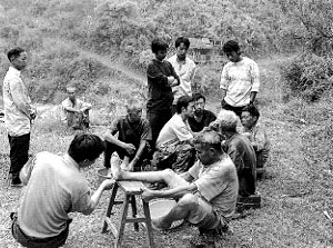 剣河ハンセン病村で村人にフット・ケア指導を行う専門職員